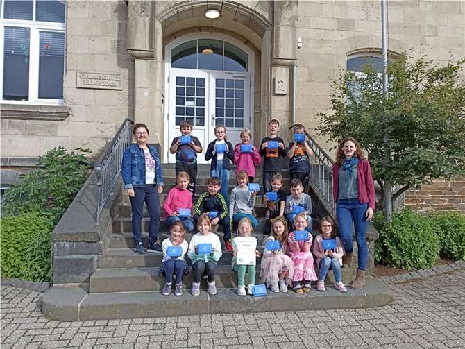 Die Kinder der Klasse 2b der GS Kempenich und ihre Klassenleiterin Judith Saalmann (re) freuen sich über den Gewinn.