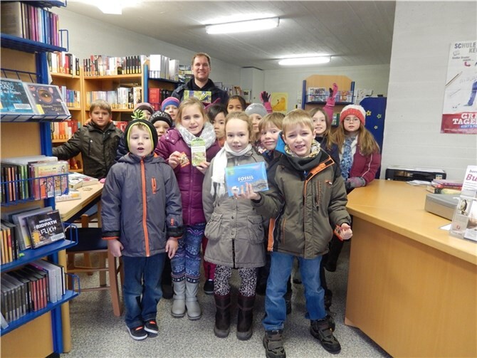 Die Kinder der Klasse 2b der Grundschule in Vettelschoß besuchten die Bücherei, um ihre Gewinne des Adventsrätsels abzuholen.privat