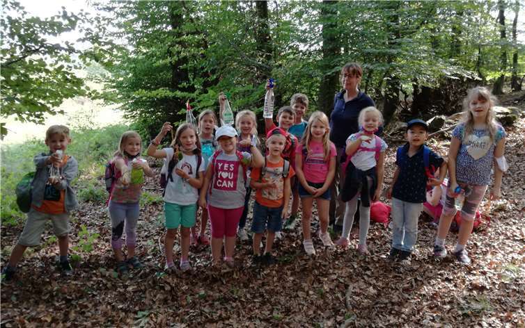 Die Kinder der Klasse 2b mit „Spinnenfrau“ Sibylle Drenker-Seredzus.Fotos: privat