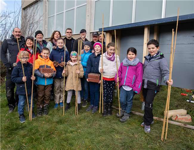 Die Kinder der Klasse 3, Lehrer und die Aktiven der Aktionsgemeinschaft für den Schutz der Landschaft bauen ein Insektenhotel.Fotos: CEW