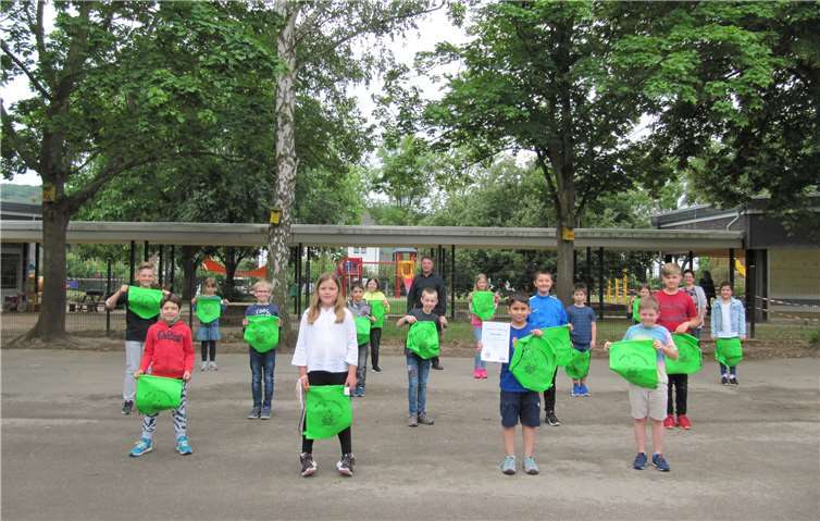 Die Kinder der Klasse 3 b der GS Bad Bodendorf und ihr KlassenleiterMichael Stein nahmen freudig den Preis der AGZ Ahrweiler entgegen.Fotos: Arbeitsgemeinschaft Jugendzahnpflege