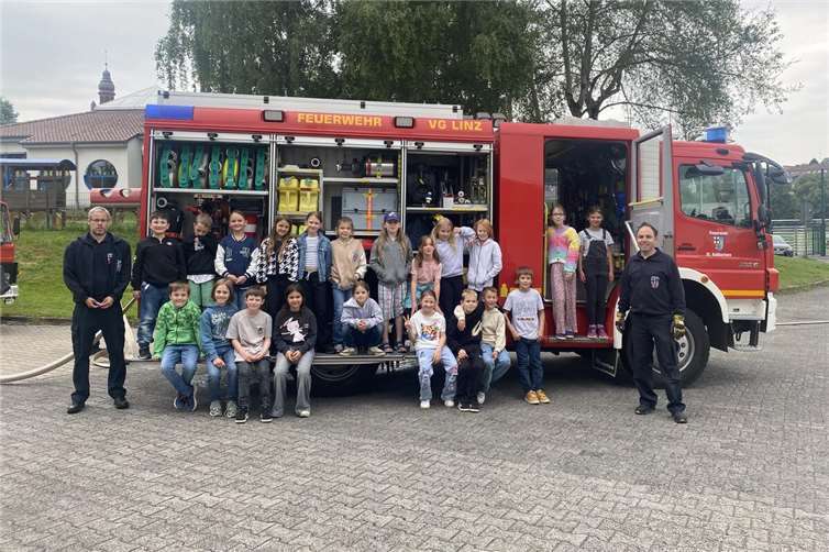 Die Kinder der Klasse 3 der GS Sankt Georg bei der Freiwilligen Feuerwehr, rechts Tobias Schaarschmidt von der Freiwilligen Feuerwehr Sankt Katharinen. Fotos: Nicole Schumacher