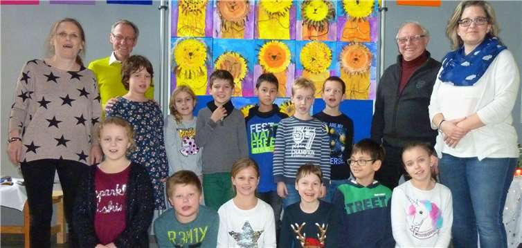 Die Kinder der Klasse 3a vor ihren Löwengemälden. V.l.n.r. Kunstlehrerin Vera Friedrich, Hugo Heimen und Joachim Gallenstein von der Singgemeinschaft Urbar, Schulleiterin Ursula Klick. privat