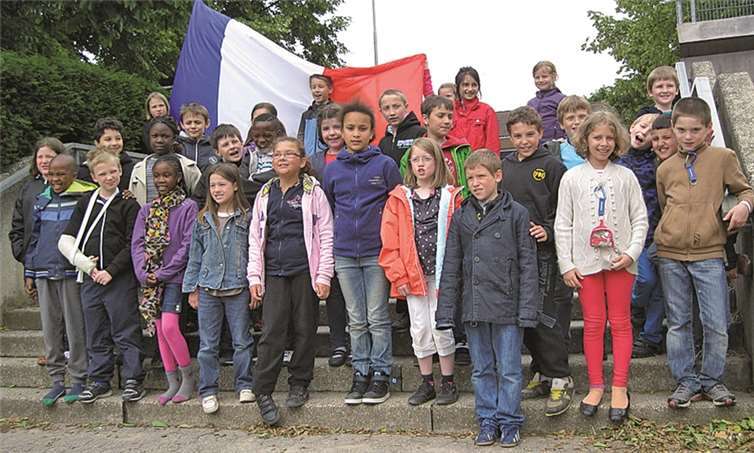 Die Kinder der Klasse 3b mit ihren französischen Gästen. privat