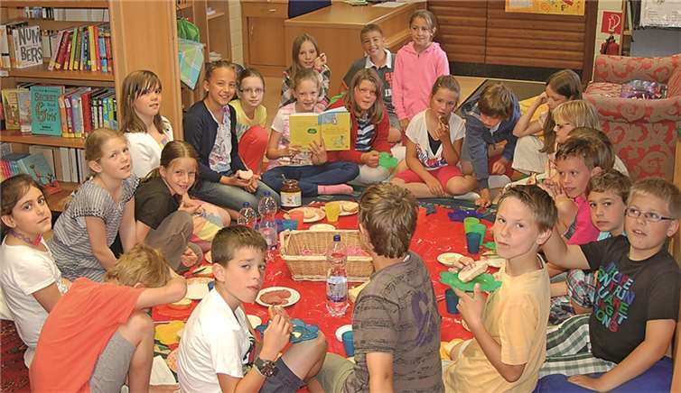 Die Kinder der Klasse 4 beim gemeinsamen Frühstück in der Bücherei.privat
