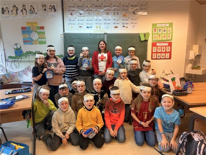 Die Kinder der Klasse 4 der GS Sankt Georg in Sankt Katharinen mit Frau Daniela Köhler vom Deutschen Roten Kreuz.  Foto: Nicole Schumacher