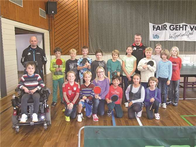 Die Kinder der Klasse 4b aus Kobern, Gondorf, Dreckenach und Wolken mit den Trainern Franco Calabrese (l.) und Torsten Feukert (r.) in der Schlossberghalle.privat
