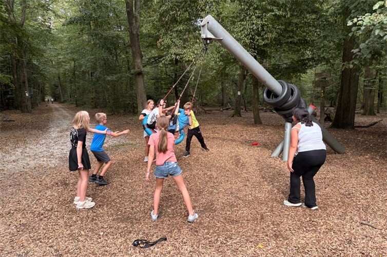 Die Kinder der Klasse 5d beim gemeinsamen Spiel