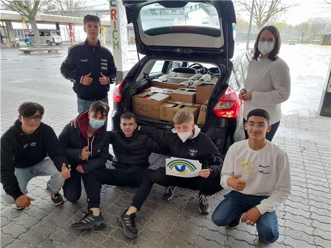 Bad Neuenahr-Ahrweiler: Schüler sammeln für Menschen in der Ukraine Die Kinder der Klasse 8b des EKS haben die Spendenpakete ins Auto geladen. Fotos: privat