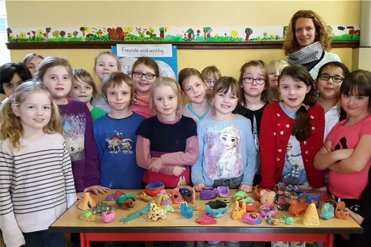 Die Kinder der Klasse zwei mit ihrer Klassenlehrerin Cindy Glauer.Privat