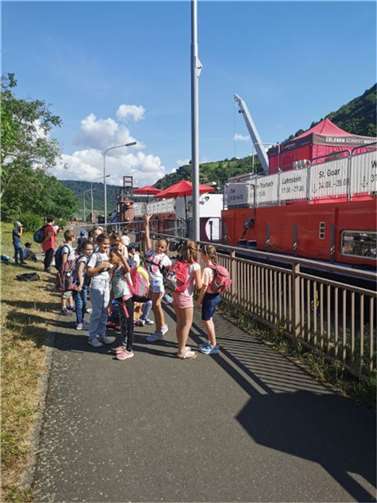 Die Kinder der Klassen 1 und 3 der Grundschule Dohr besuchten zusammen mit ihren Lehrerinnen das Forschungsschiff experimenta, das in Ellenz-Polterdorf vor Anker lag.  Foto: Michaela Büsen