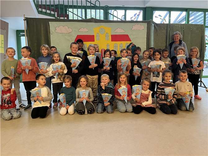 Die Kinder der Klassen 1a und 1b der Grundschule Sankt Georg mit Frau Ingrid Kröger von der Bücherei in Vettelschoß.  Foto: Nicole Schumacher
