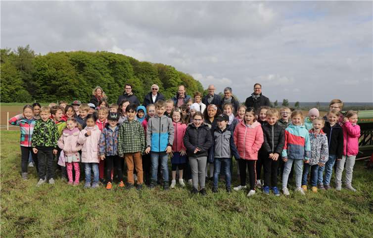 Die Kinder der Klassen 1c und 2a der Grundscshule Berkum säten einen Teil des Blühstreifens in Wachtberg ein. Mit dabei waren Vertreter der Politik, der Verwaltung und der Naturschutzorganisationen.Fotos: CEW