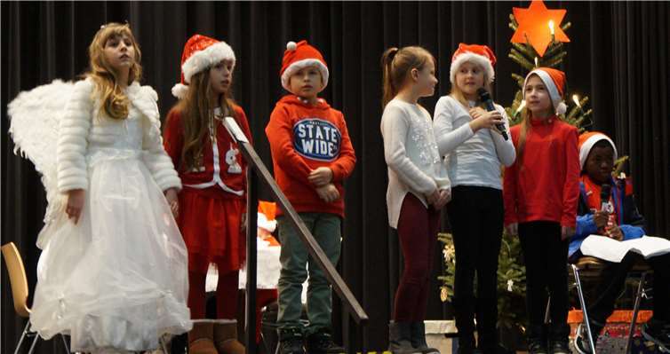 Die Kinder der Klassen 3a, 3b und 3c der Grundschule Mülheim präsentierten das Musical „Der Schweinnachtsmann“.