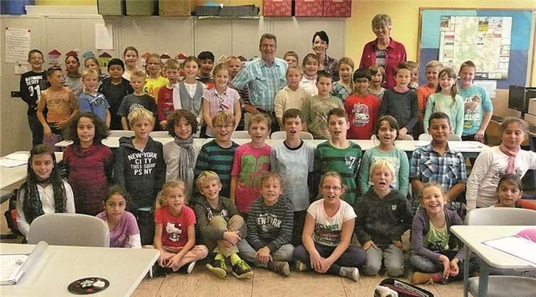 Die Kinder der Klassen 4a und 4b verabschieden sich von Klaus Firll.privat