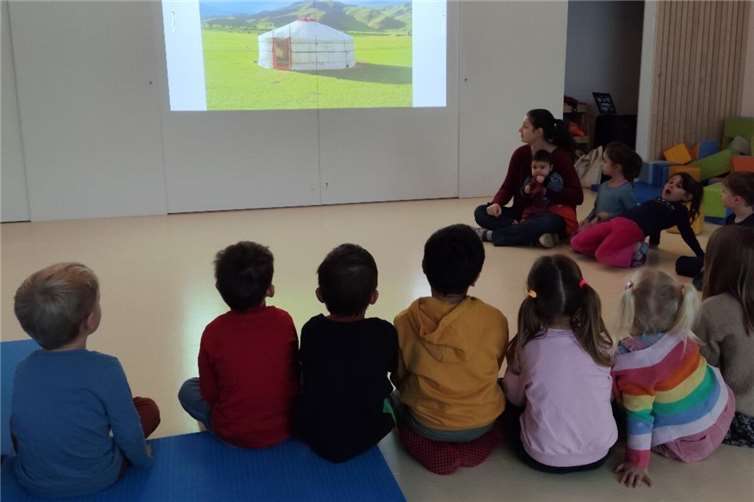 Kita-Kinder „reisten“ in die Mongolei Die Kinder der „Koisdorfer Wilden Hummeln“ tauchten via Power-Point-Präsentation in das Leben der Nomaden ein. Foto: Stadtverwaltung Sinzig