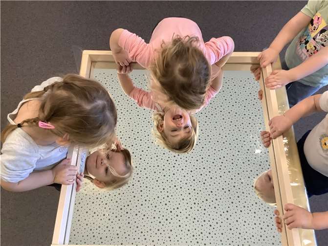 Die Kinder der Krippengruppe „Orangene Küken“ erkundeten beim Projekt „Fühlen von Kopf bis Fuß“ jede Menge verschiedene Materialien.  Foto: Stadtverwaltung Lahnstein)