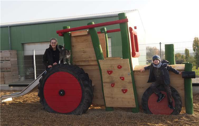 Die Kinder der Kunden des Hofladens können sich nun richtig austoben - so wie hier Alina und Jakob Adams. Foto: Hofladen