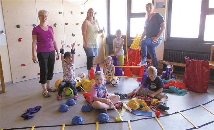 Die Kinder der Lebenshilfe-Kita nehmen die neuen Sportartikel genau unter die sprichwörtliche Lupe.  privat