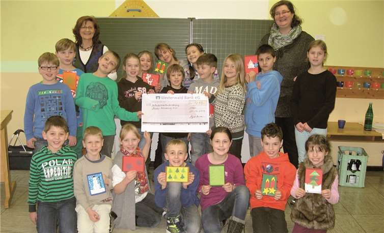 Die Kinder der Märkerwald-Schule sammelten mit selbst gebastelten Weihnachtskarten Geld für die Opfer des Taifun Haiyan auf den Philippinen.privat