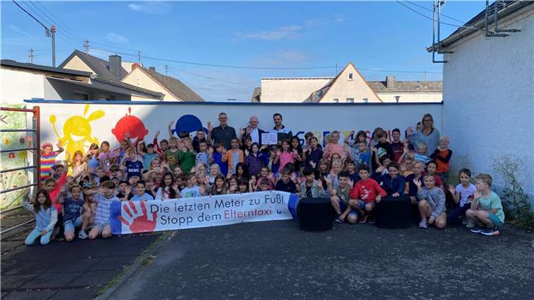 Die Kinder der Maria-Goretti-Schule bei der Übergabe der gesammelten Spende aus der Schulweg-Aktion.  Foto: privat