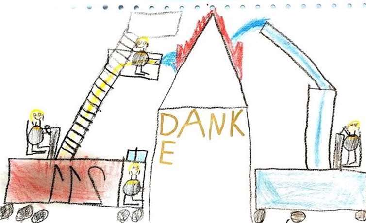 Die Kinder der Marien-Kita zeigten ihren Dank mit gemalten Bildern.  Foto: privat