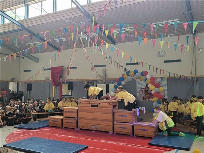 Die Kinder der Medardus-Schule verwandelten die Turnhalle in eine Manege und begeisterten mit tollen Auftritten.