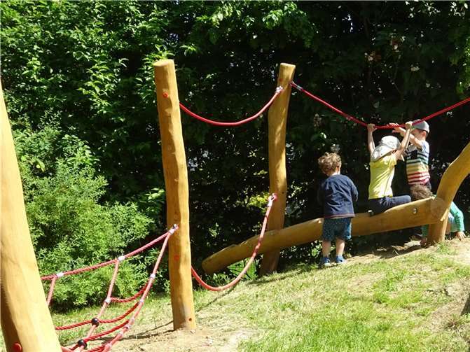 Die Kinder der Mond und Sternengruppe probierten die unterschiedlichen motorischen Herausforderungen aus und waren sichtlich stolz die einzelnen Aufgaben zu bewältigen. Foto: Robert Schütz