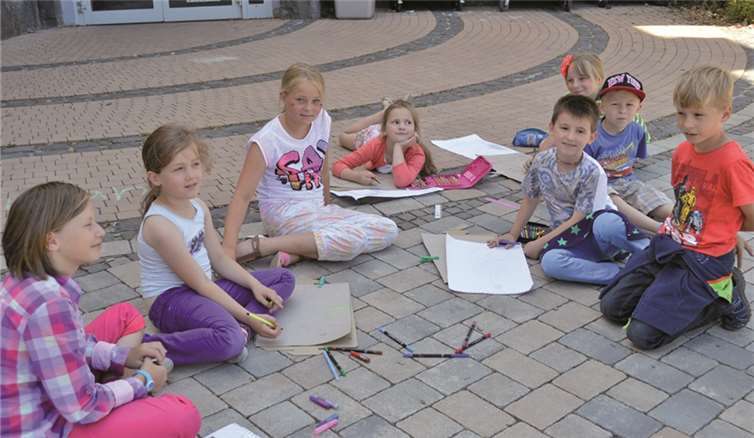 Die Kinder der Montags-Kunst-AG bei der kreativen Arbeit. AB