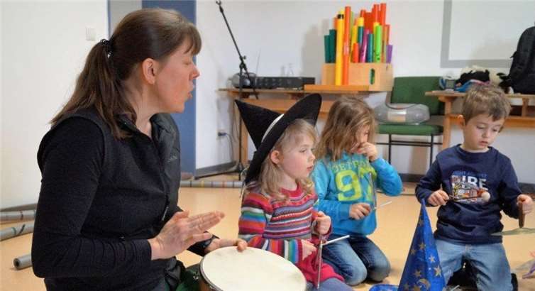 Die Kinder der Musikschule haben beim Lernen den Hut auf.KMS