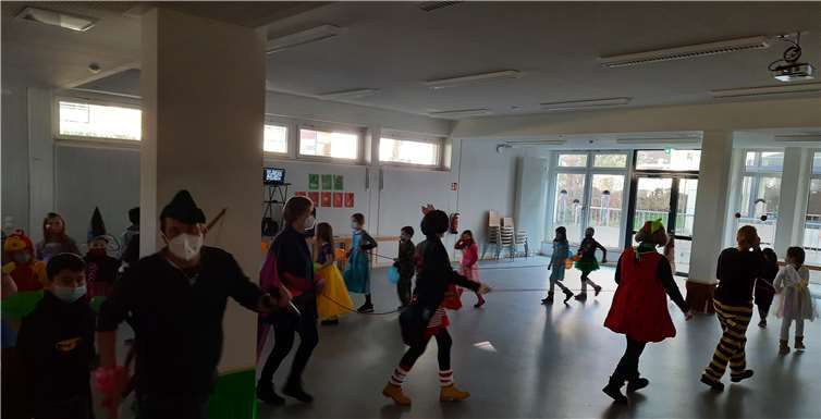 Die Kinder der Notbetreuung feierten in der Schulaula. Fotos: privat