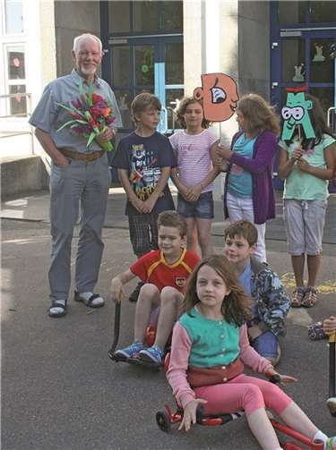 Die Kinder der OGS Meckenheim danken Dieter Seebens für seine großzügige Spende. Offene Ganztagsschule an der kath. Grundschule Meckenheim