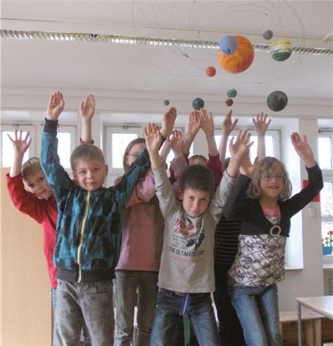 Die Kinder der OGS Meckenheim präsentieren ihr Modell des Sonnensystems.OGS Meckenheim
