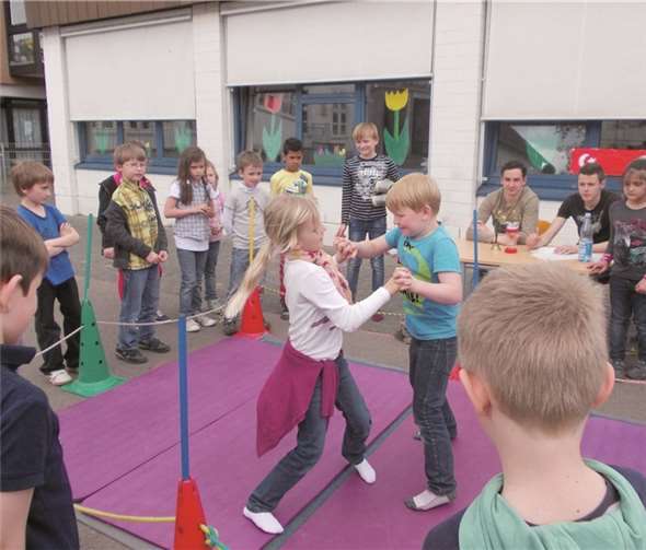 Die Kinder der OGS Meckenheim probieren die Sportart Ringen aus.privat