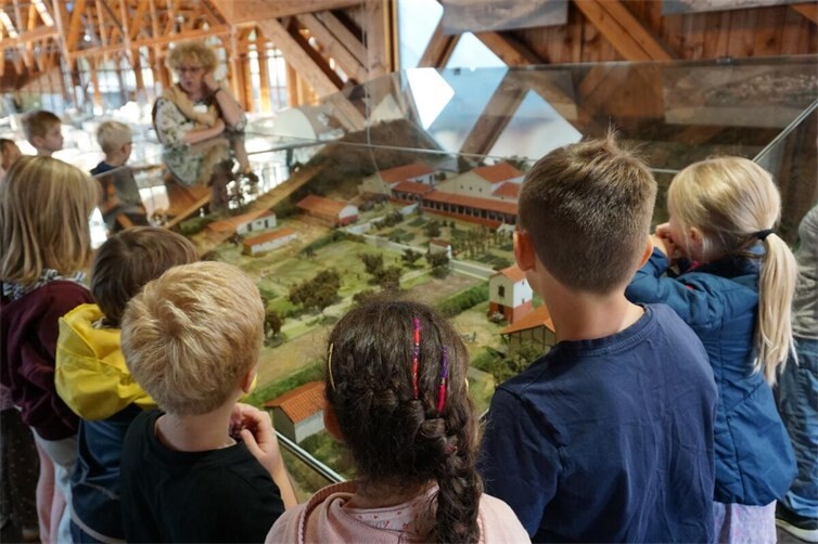 Die Kinder der OKUJA-Ferienfreizeit zu Besuch in der Roemervilla