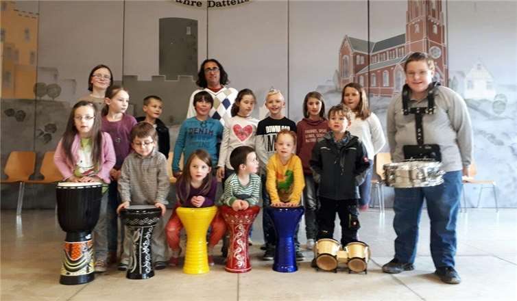 Die Kinder der Percussiongruppe „Rööpeland trommelt“.privat
