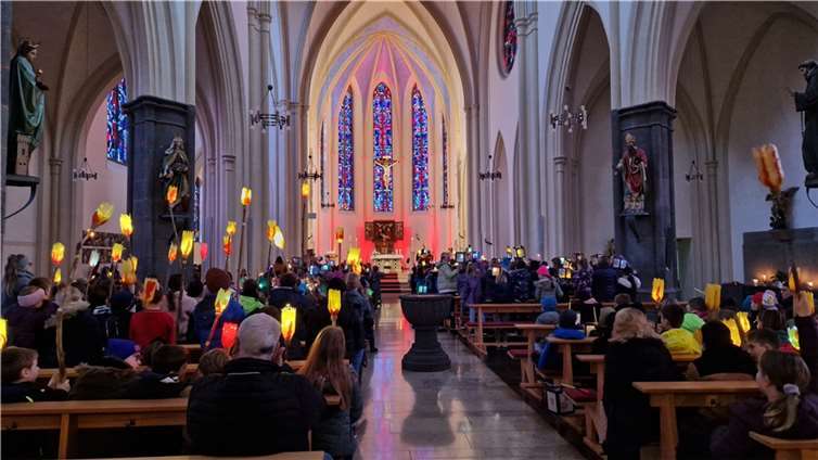 Die Kinder der Pfarrer-Bechtel Grundschule in der St. Cyriakus Kirche in Niedermendig.  Foto: privat