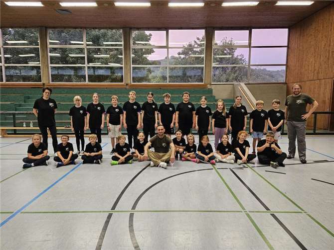 Die Kinder der R.F.S (Reality fighting System) Selbstverteidigung präsentieren stolz ihre neuen T-Shirts, gesponsert von Shkelzen Berisha (Provinzial Agentur in Burgbrohl). Foto: privat