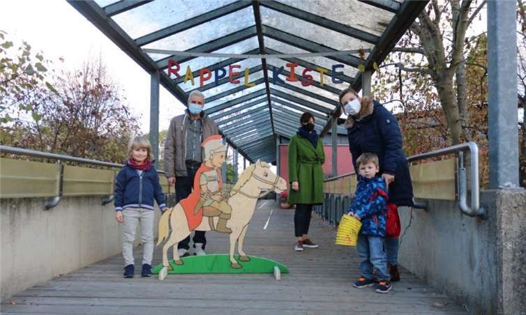Die Kinder der „Rappelkiste“ konnten sich über einen hölzernen St. Martin freuen. Foto: privat