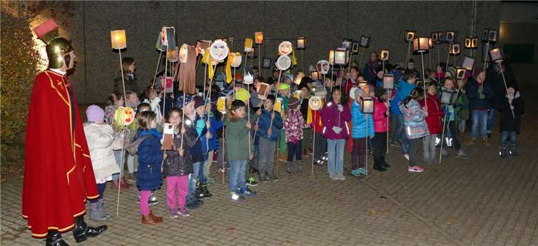 Die Kinder der Schule am Wald begrüßten St. Martin alias Klaus Kurscheidt in der Arena des Schulhofs.
