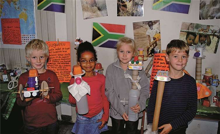 Die Kinder der Schuleingangsphase Klasse 1 und 2 experimentierten mit Luft, knobelten zu Würfelgebilden, arbeiteten an Stationen rund um das “A“ und den Apfel.