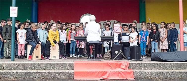 Die Kinder der Schulgemeinschaft freuten sich, ihren Familien zu präsentieren, was sie in den wöchentlichen Chorproben mit Frau Lönartz erarbeitet haben. Foto: privat