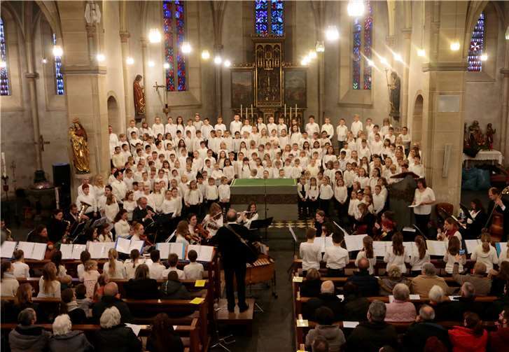 Die Kinder der Schuljahre 1 bis 4 sangen Advent- und Weihnachtliche Lieder. Fotos: SES