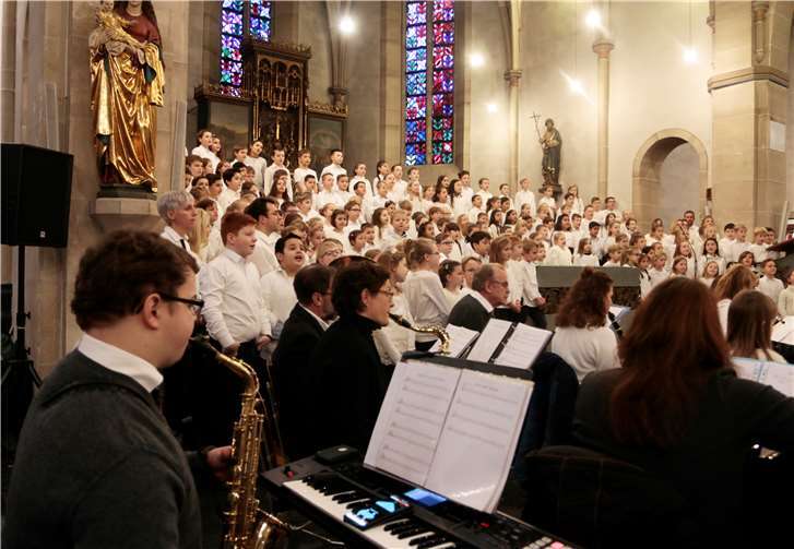 Die Kinder der Schuljahre 1 bis 4 sangen Advent- und Weihnachtliche Lieder.
