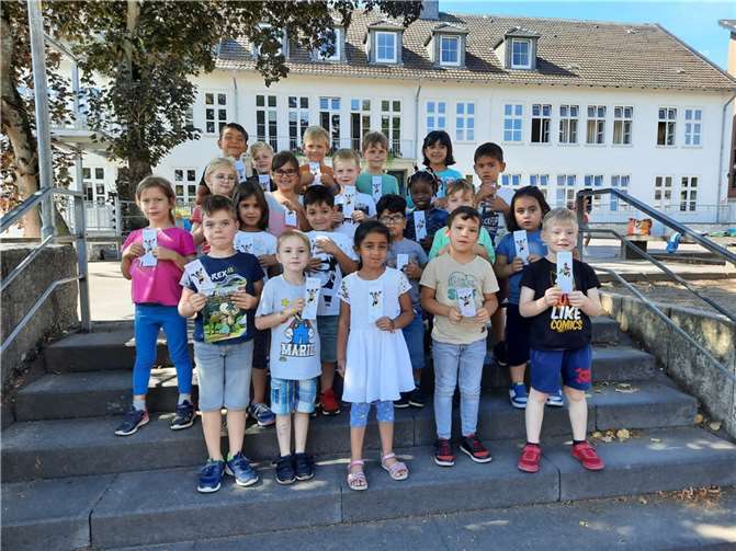 Die Kinder der Seehundklasse freuen sich über ihre Lesezeichen. Foto: Katholische Grundschule Meckenheim