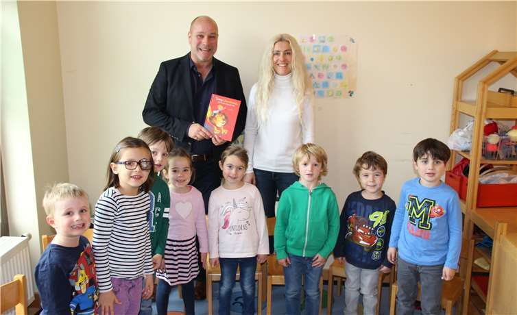 Die Kinder der Sternengruppe hatten ihren Spaß am Vorlesetag gemeinsam mit ihrer Leiterin Bettina Winkler und Christoph Loersch von der AOK.