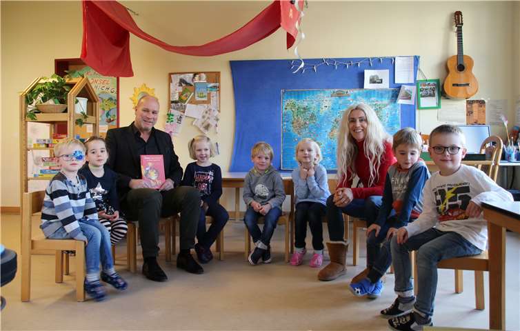 Die Kinder der Sternengruppe hatten ihren Spaß am Vorlesetag gemeinsam mit ihrer Leiterin Bettina Winkler und Christoph Loersch von der AOK.privat