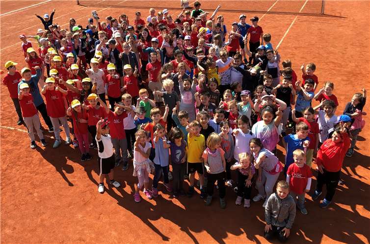 Die Kinder der Stufe 1 und 3 freuten auf das Tennisspielen. Fotos: privat