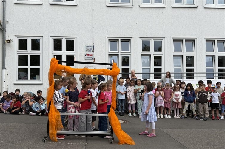 Die Kinder der Stufe 2 begeisterten die neuen Erstklässler mit ihrem einstudierten Theaterstück „Achtung: Einschulung!“. Mit viel Spielfreude sorgten sie für einen gelungenen Programmpunkt der Einschulungsfeier.