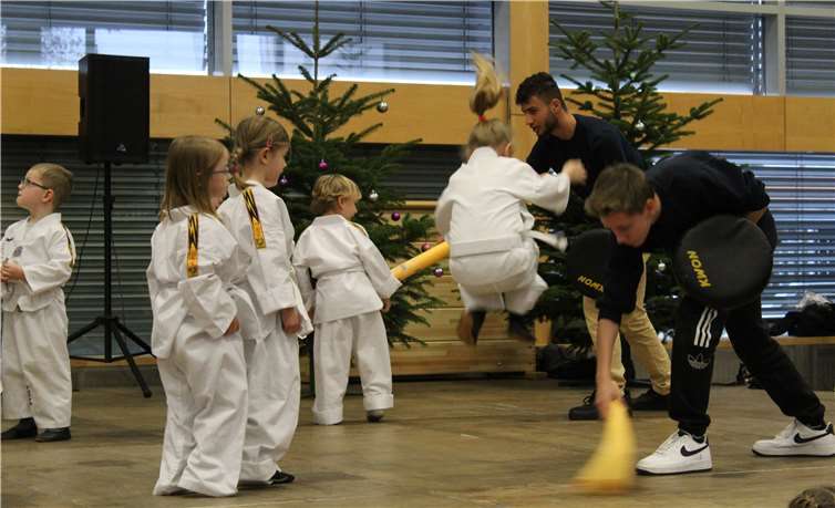 Die Kinder der Taekwondo-Abteilung zeigten die erlernten Bewegungsabläufe.